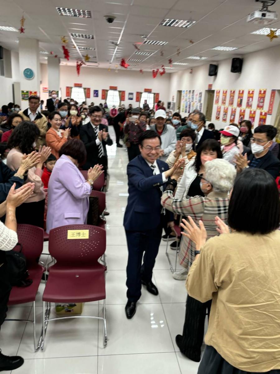 嘉義團拜200多人擠爆現場，王博士期勉夥伴，公司已經鋪好未來的道路，大家要加緊跟上腳步圖細胞營養之1