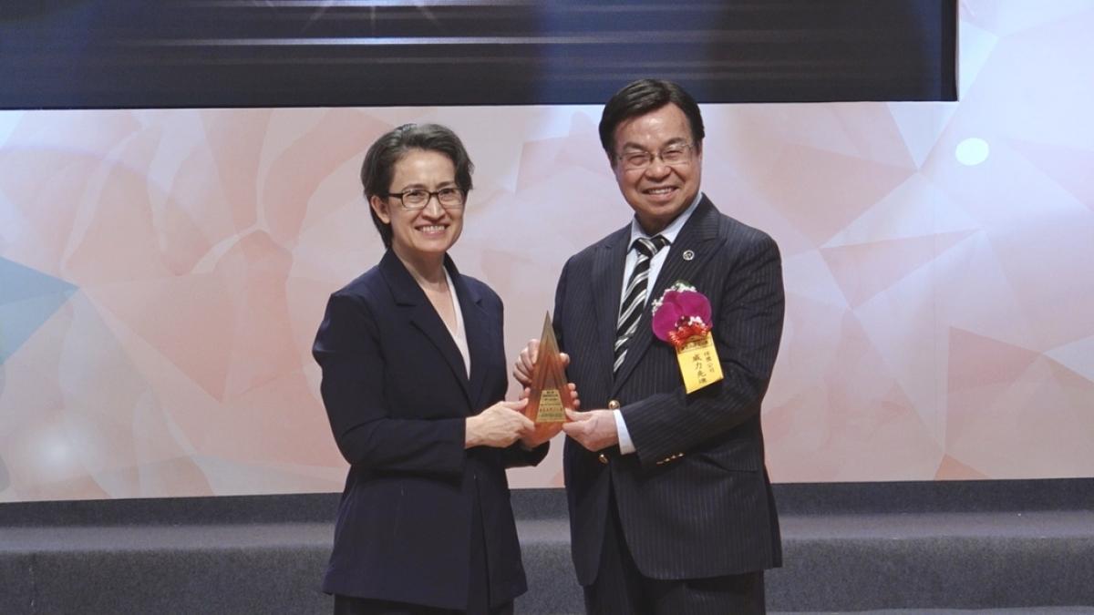 威力先進連奪玉山獎、金炬獎,王博士領航Total Swiss扮演「健康晶片的造山者、健康AI的先行者,健康百歲的實踐家」圖細胞營養之1