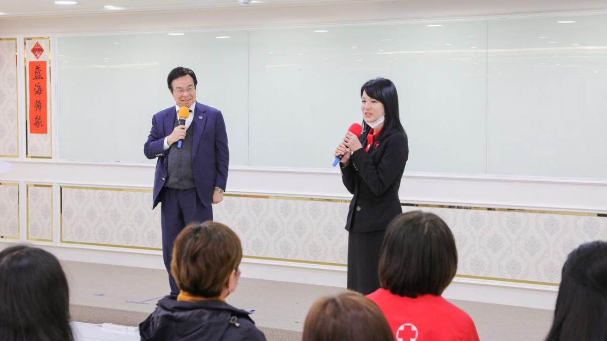 王博士邀請譚聲傑親授服務秘笈，全台藥師、櫃台決心用最好的笑容與服務，把每個顧客都變成最棒的客人圖細胞營養之9