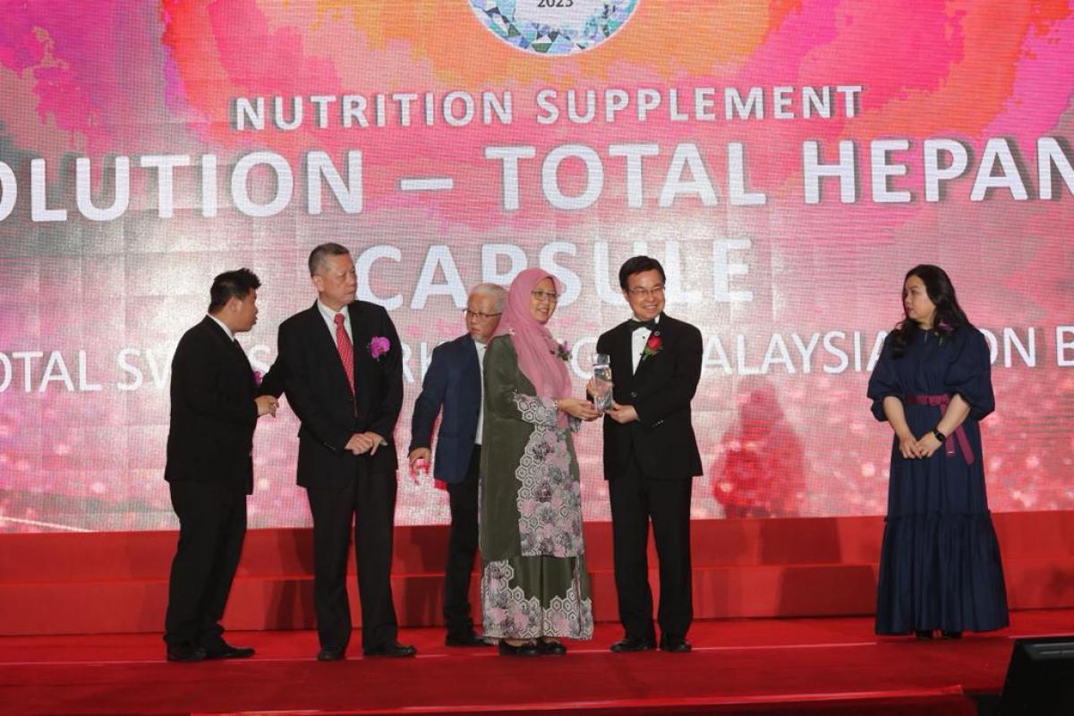 Total Swiss第一名品牌譽滿全球 王博士成都演講引迴響、吉隆坡獲頒兩項健康大獎圖細胞營養之9