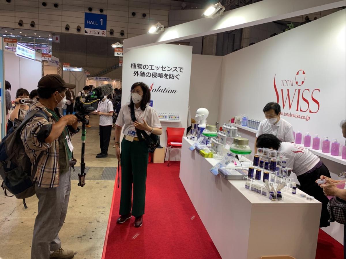 東京醫療護理綜合展覽 Day2， TBS來助陣，名記者來採訪 Total Swiss品牌印象迅速加溫圖細胞營養之1